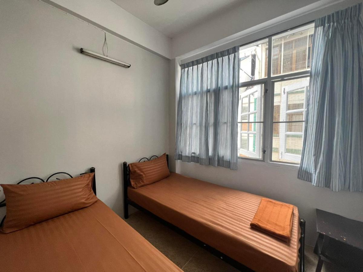Merry V Guesthouse Бангкок Экстерьер фото
