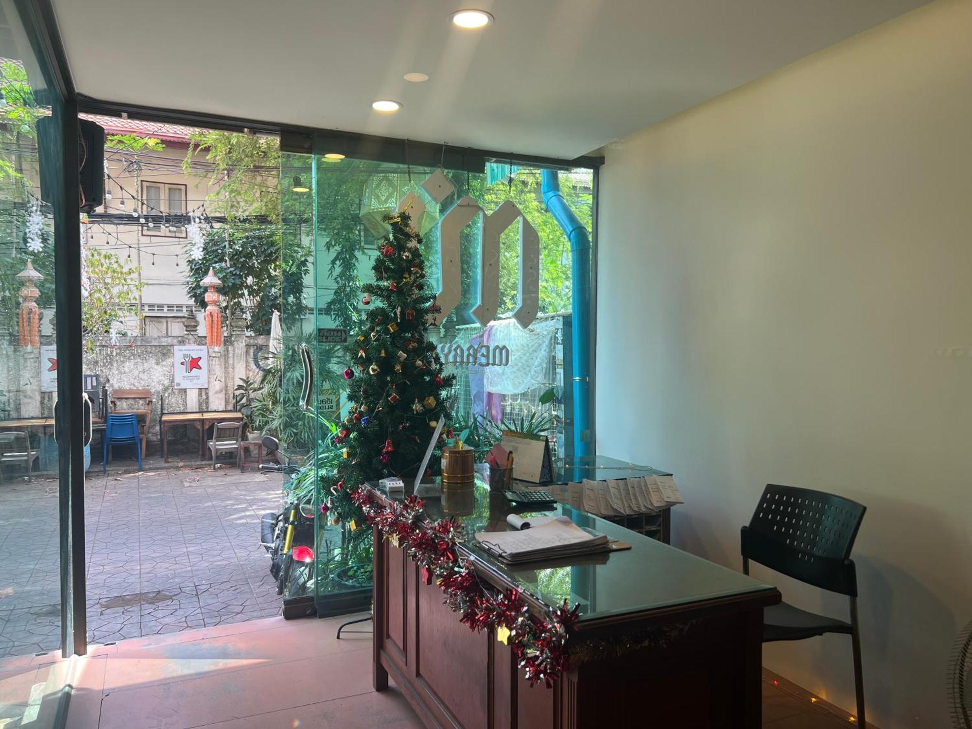 Merry V Guesthouse Бангкок Экстерьер фото